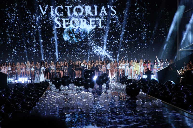 Taylor Swift at 2014 Victoria's Secret Fashion Show — photo 829