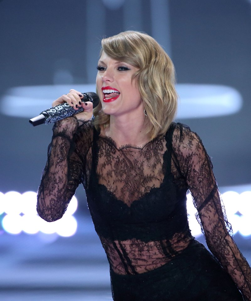 Taylor Swift at 2014 Victoria's Secret Fashion Show — photo 926