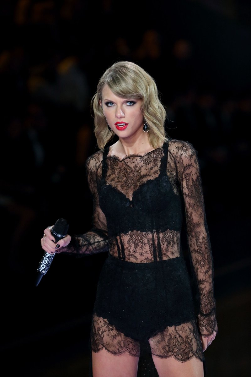 Taylor Swift at 2014 Victoria's Secret Fashion Show — photo 928