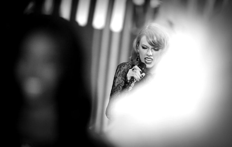 Taylor Swift at 2014 Victoria's Secret Fashion Show — photo 939