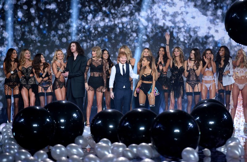 Taylor Swift at 2014 Victoria's Secret Fashion Show — photo 952