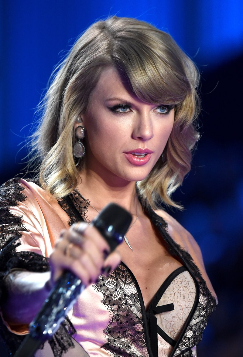 Taylor Swift at 2014 Victoria's Secret Fashion Show — photo 977
