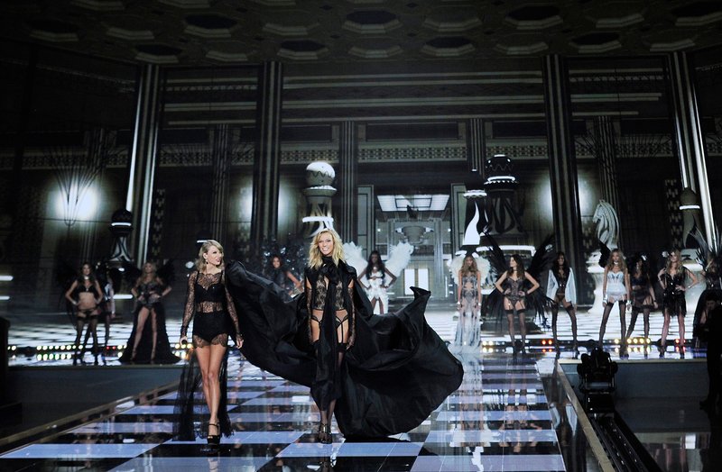 Taylor Swift at 2014 Victoria's Secret Fashion Show — photo 996