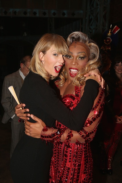 Taylor Swift at "Kinky Boots" - Backstage — photo 8