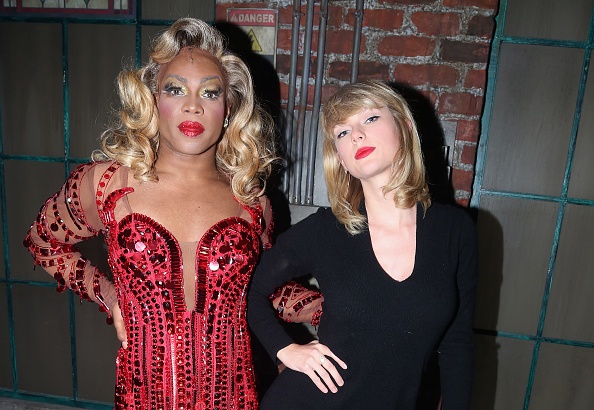 Taylor Swift at "Kinky Boots" - Backstage — photo 74