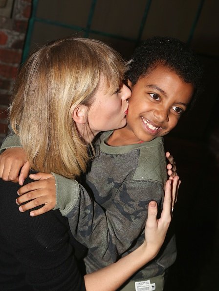 Taylor Swift at "Kinky Boots" - Backstage — photo 90