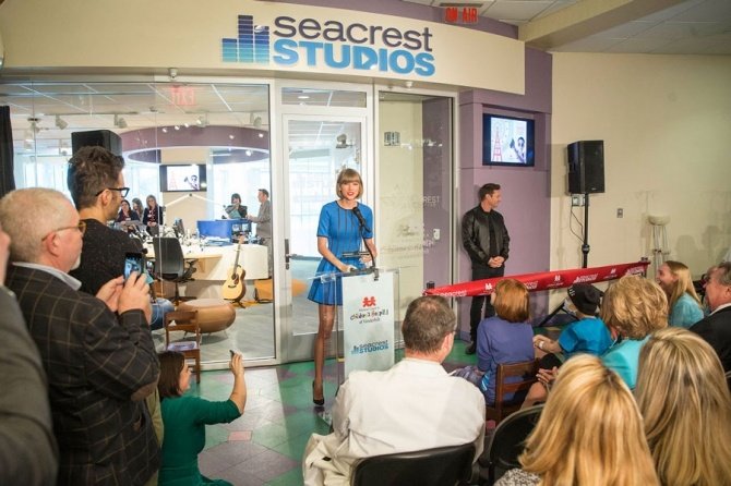 Taylor Swift at Seacrest Studios Opening — photo 6