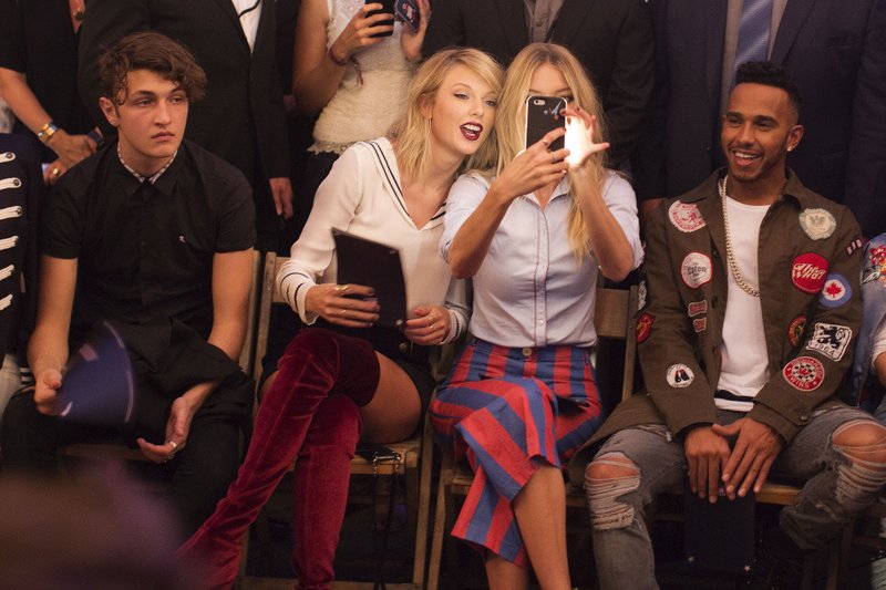 Taylor Swift at #TOMMYNOW Women's Runway Show — photo 23