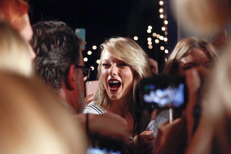 Taylor Swift at #TOMMYNOW Women's Runway Show — photo 33