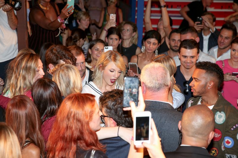 Taylor Swift at #TOMMYNOW Women's Runway Show — photo 60