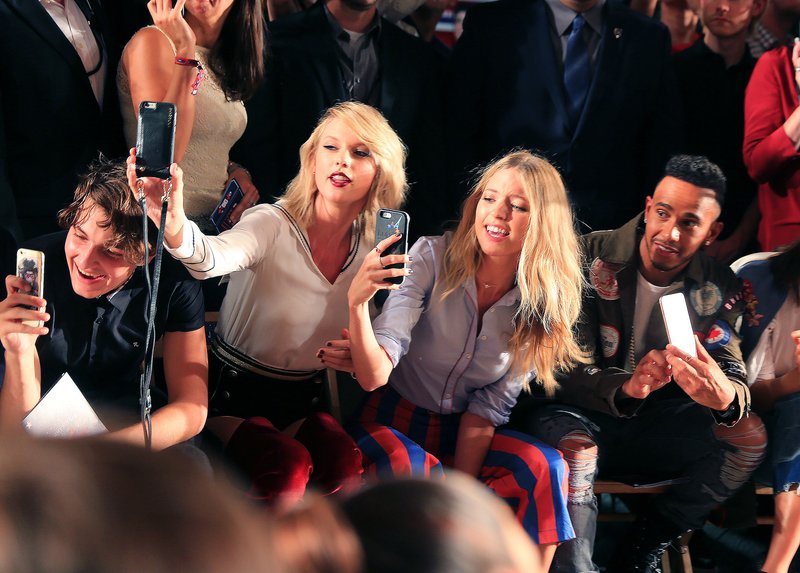 Taylor Swift at #TOMMYNOW Women's Runway Show — photo 86