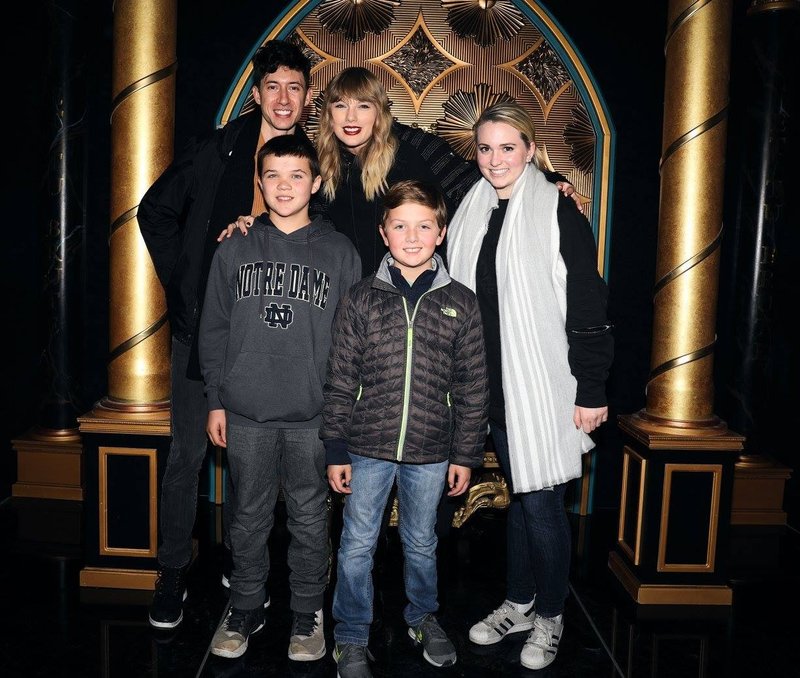 Taylor Swift at reputation Pop Up hosted by Taylor Swift NOW — photo 6