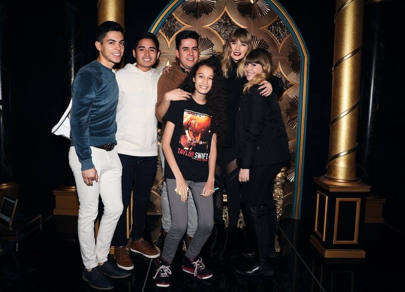 Taylor Swift at reputation Pop Up hosted by Taylor Swift NOW — photo 10