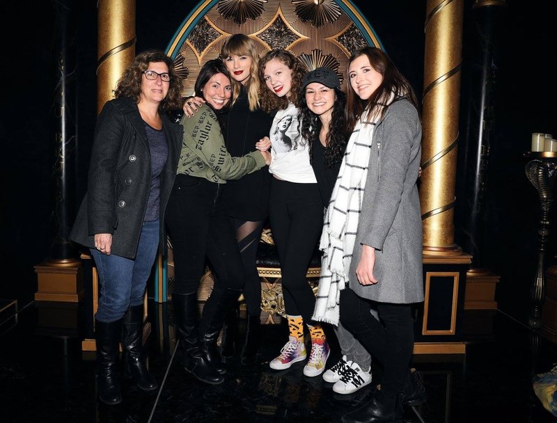 Taylor Swift at reputation Pop Up hosted by Taylor Swift NOW — photo 12