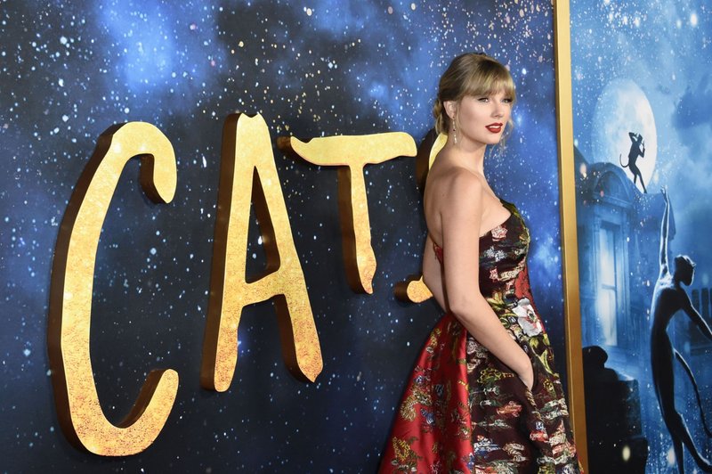 Taylor Swift at "Cats" World Premiere — photo 3