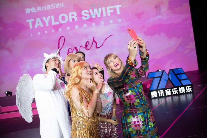 Taylor Swift at China Fan Event — photo 5