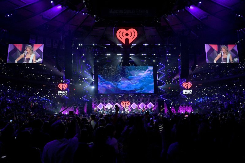 Taylor Swift at iHeartRadio's Z100 Jingle Ball 2019 — photo 44