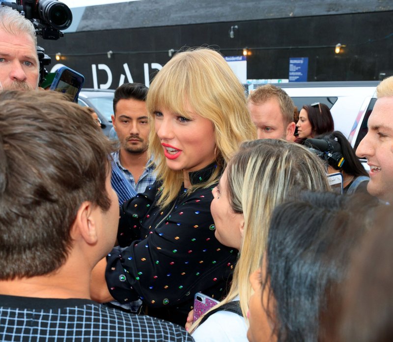 Taylor Swift at Visiting the 'Cruel Summer' Mural in Brooklyn, New York City — photo 15