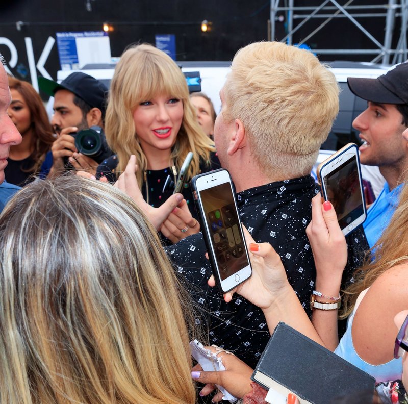 Taylor Swift at Visiting the 'Cruel Summer' Mural in Brooklyn, New York City — photo 16