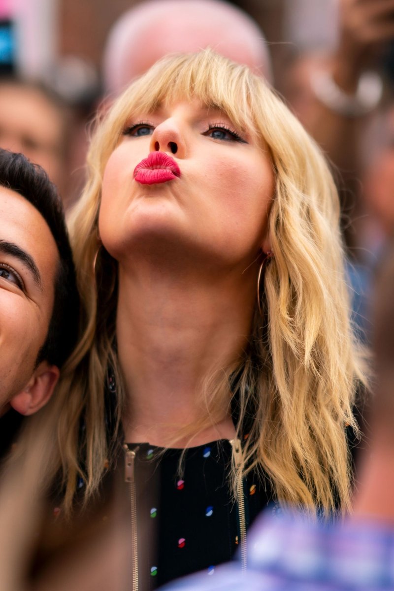 Taylor Swift at Visiting the 'Cruel Summer' Mural in Brooklyn, New York City — photo 32