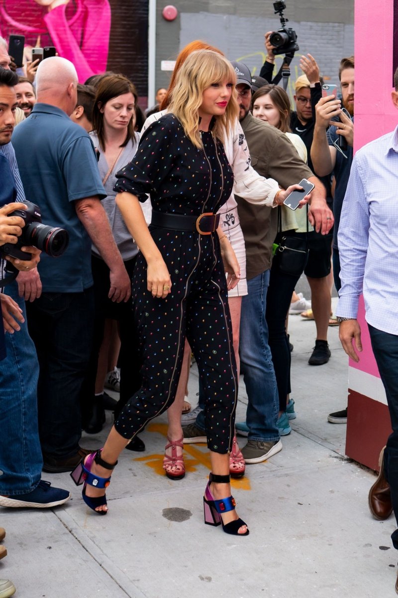 Taylor Swift at Visiting the 'Cruel Summer' Mural in Brooklyn, New York City — photo 33