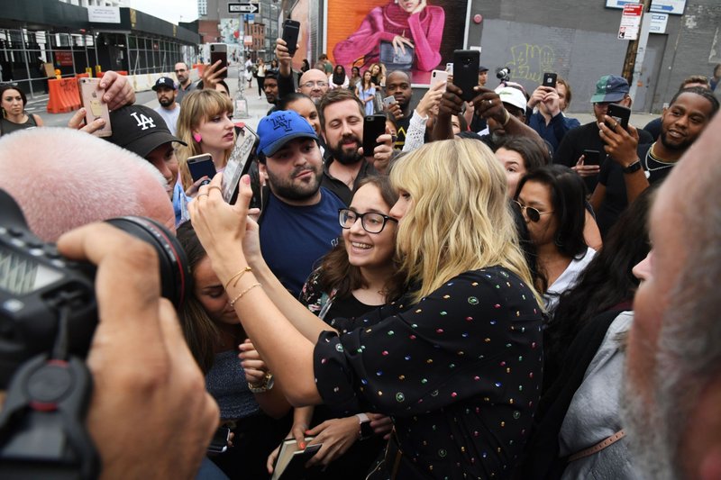 Taylor Swift at Visiting the 'Cruel Summer' Mural in Brooklyn, New York City — photo 47