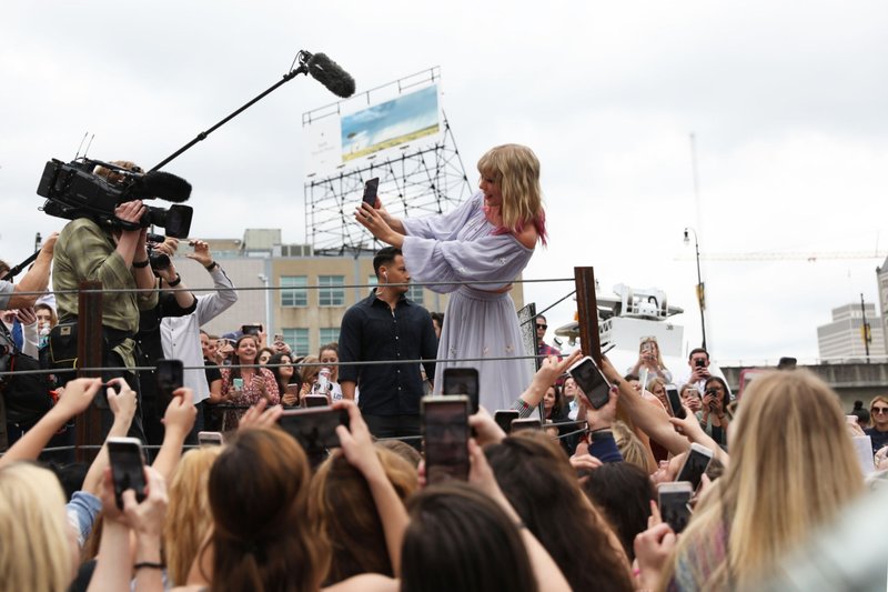 Taylor Swift at Visiting the 'ME!' mural in Nashville, Tennessee — photo 3