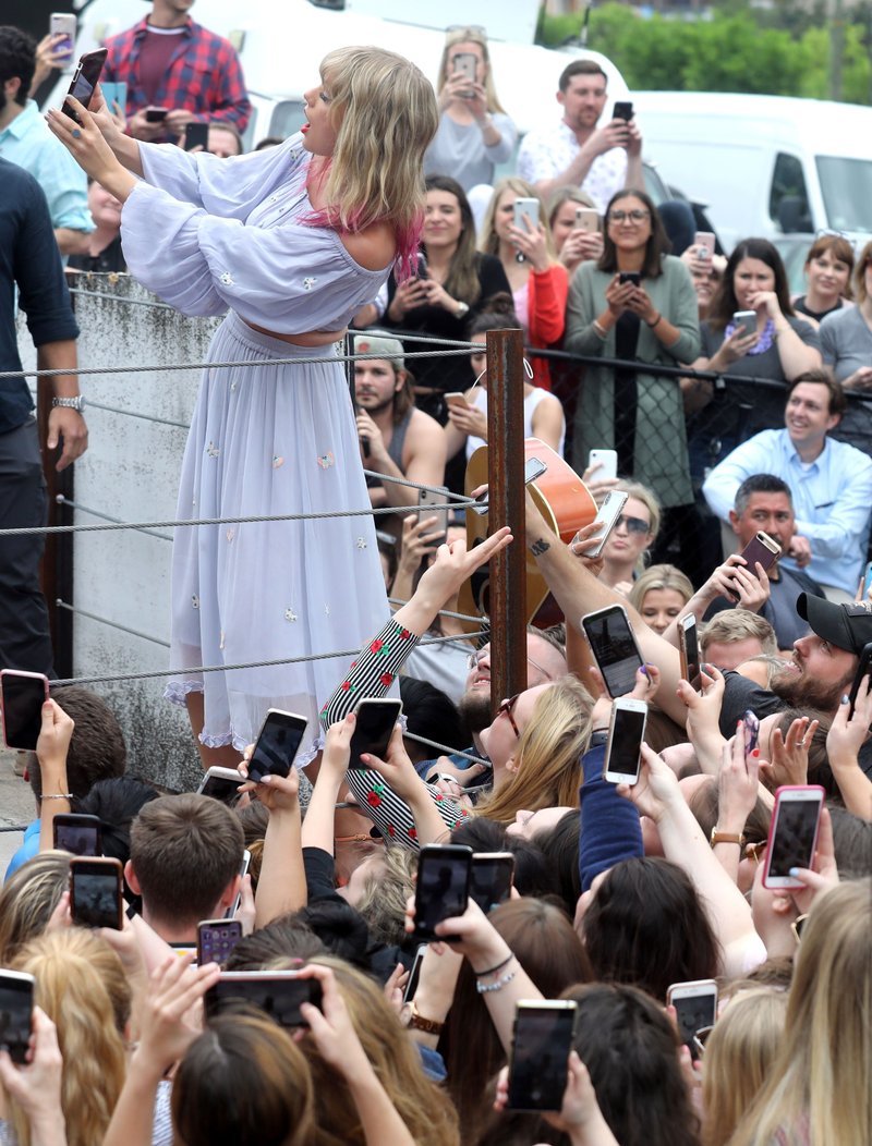 Taylor Swift at Visiting the 'ME!' mural in Nashville, Tennessee — photo 4