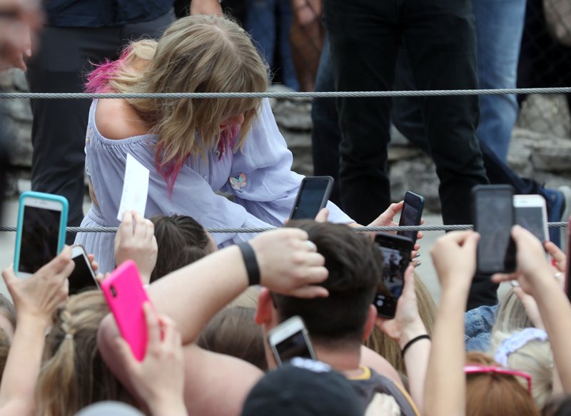 Taylor Swift at Visiting the 'ME!' mural in Nashville, Tennessee — photo 5