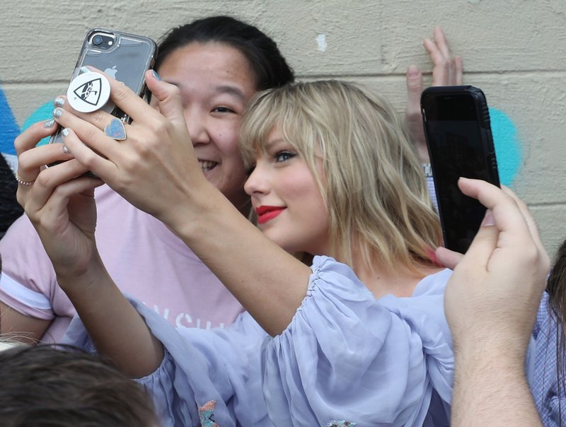 Taylor Swift at Visiting the 'ME!' mural in Nashville, Tennessee — photo 7