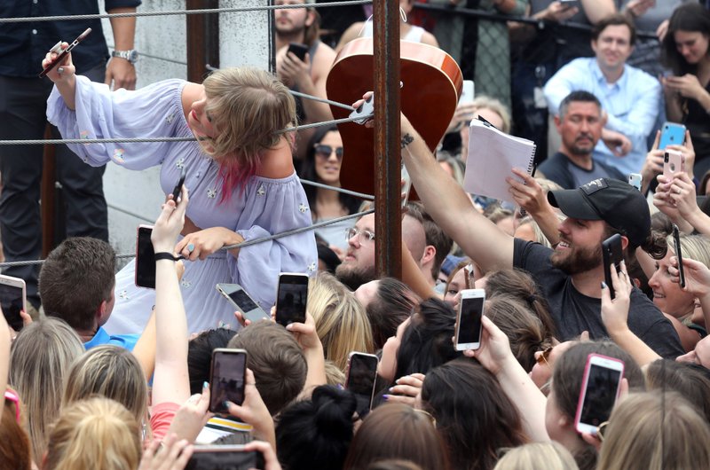 Taylor Swift at Visiting the 'ME!' mural in Nashville, Tennessee — photo 8