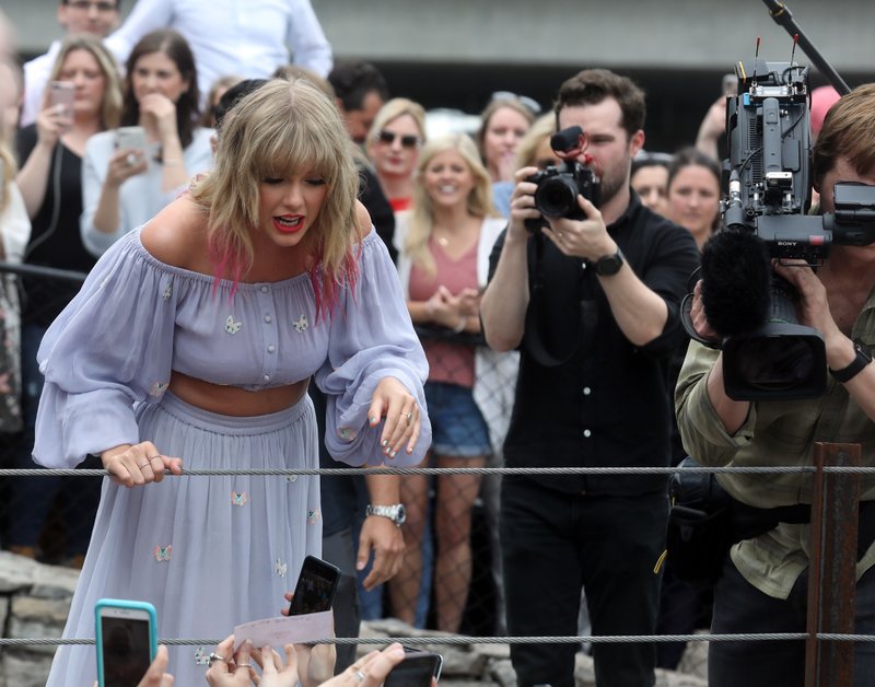 Taylor Swift at Visiting the 'ME!' mural in Nashville, Tennessee — photo 9