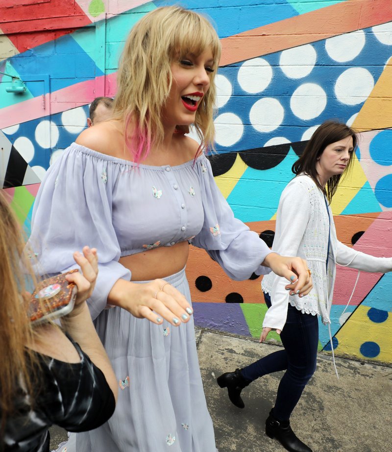Taylor Swift at Visiting the 'ME!' mural in Nashville, Tennessee — photo 10