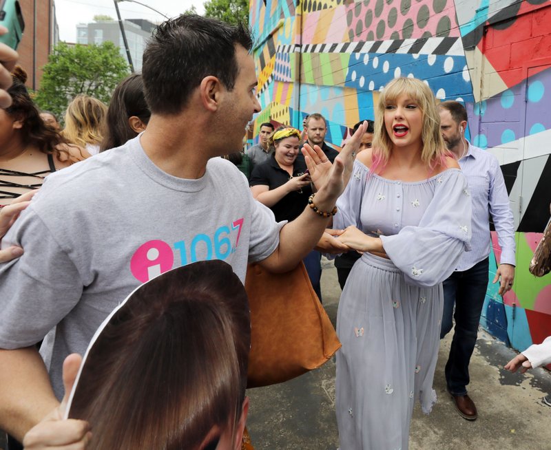 Taylor Swift at Visiting the 'ME!' mural in Nashville, Tennessee — photo 11