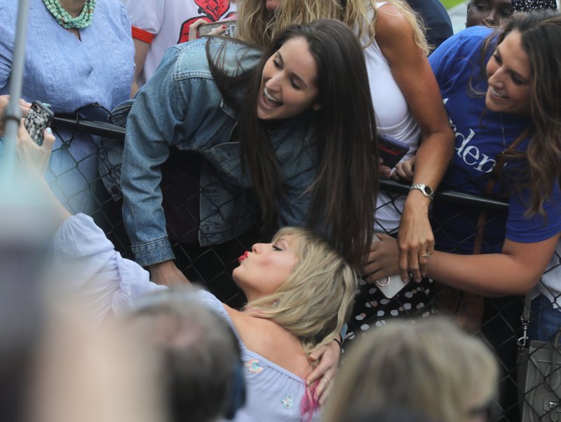Taylor Swift at Visiting the 'ME!' mural in Nashville, Tennessee — photo 12