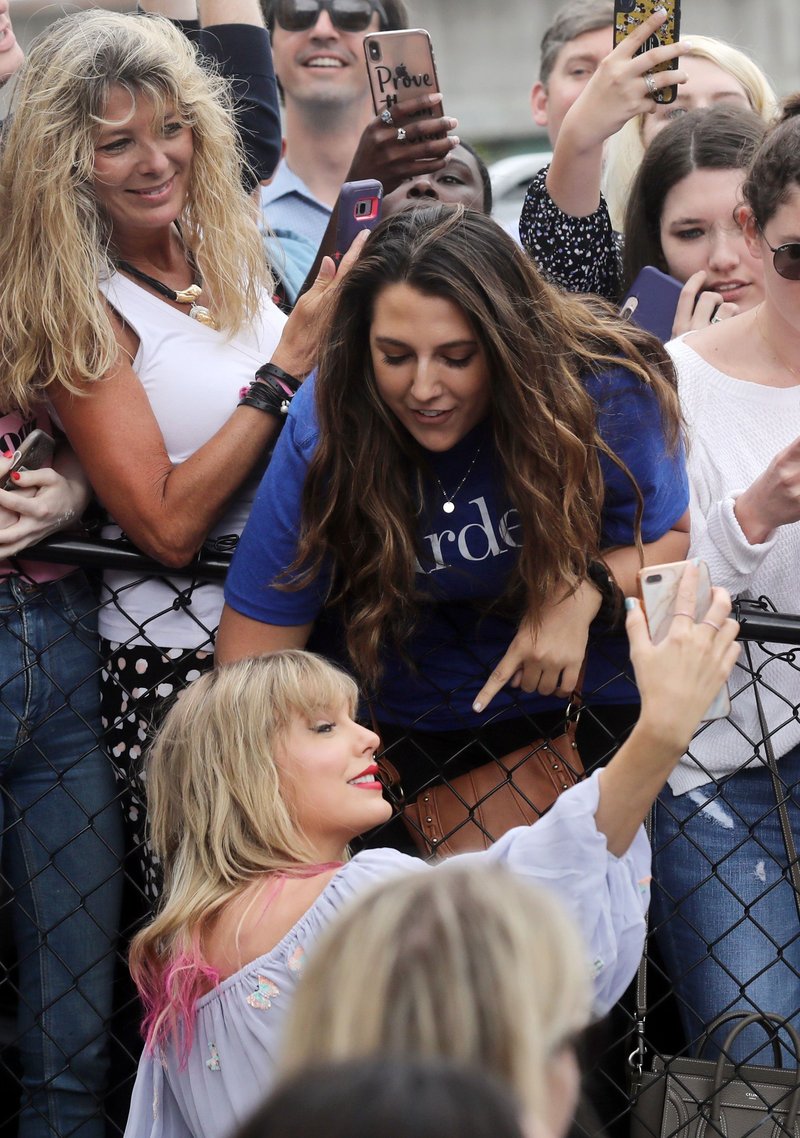 Taylor Swift at Visiting the 'ME!' mural in Nashville, Tennessee — photo 13