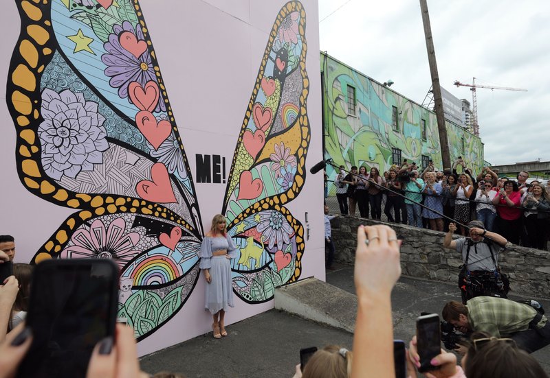 Taylor Swift at Visiting the 'ME!' mural in Nashville, Tennessee — photo 14
