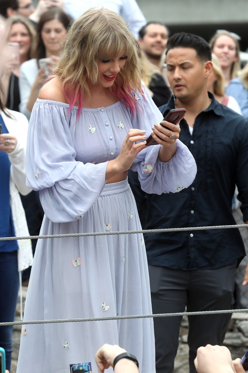 Taylor Swift at Visiting the 'ME!' mural in Nashville, Tennessee — photo 15