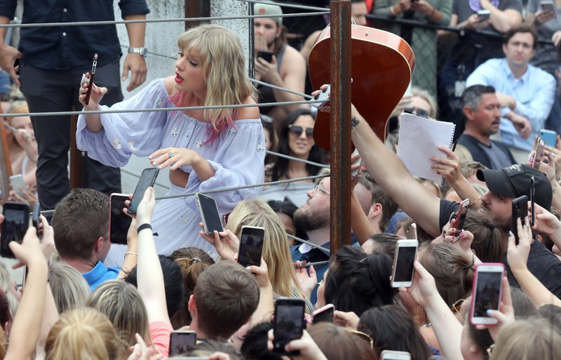 Taylor Swift at Visiting the 'ME!' mural in Nashville, Tennessee — photo 17