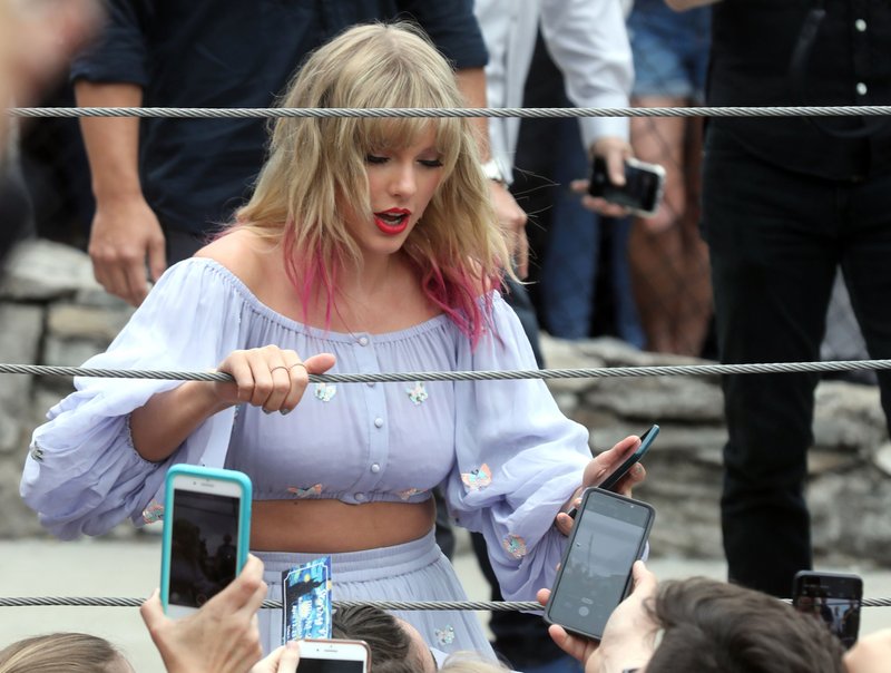 Taylor Swift at Visiting the 'ME!' mural in Nashville, Tennessee — photo 18