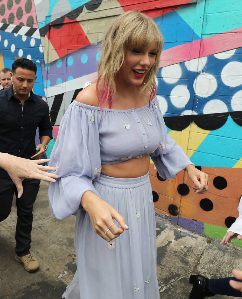 Taylor Swift at Visiting the 'ME!' mural in Nashville, Tennessee — photo 19