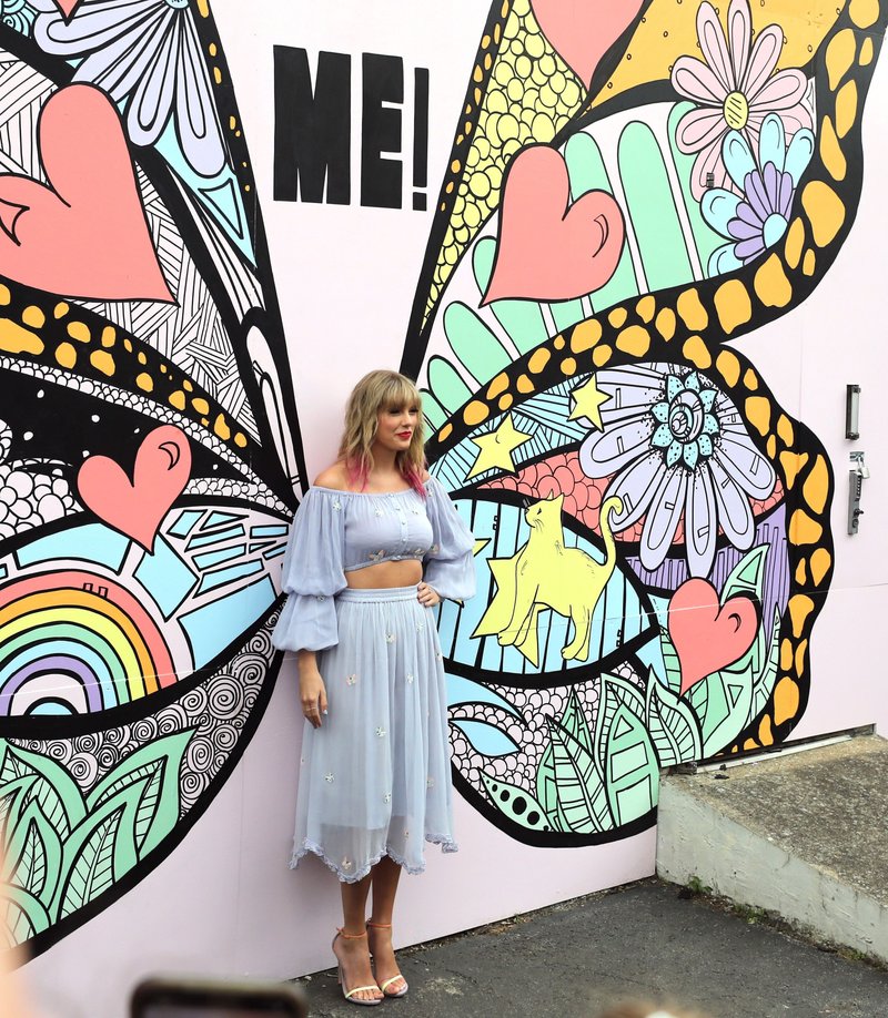 Taylor Swift at Visiting the 'ME!' mural in Nashville, Tennessee — photo 20