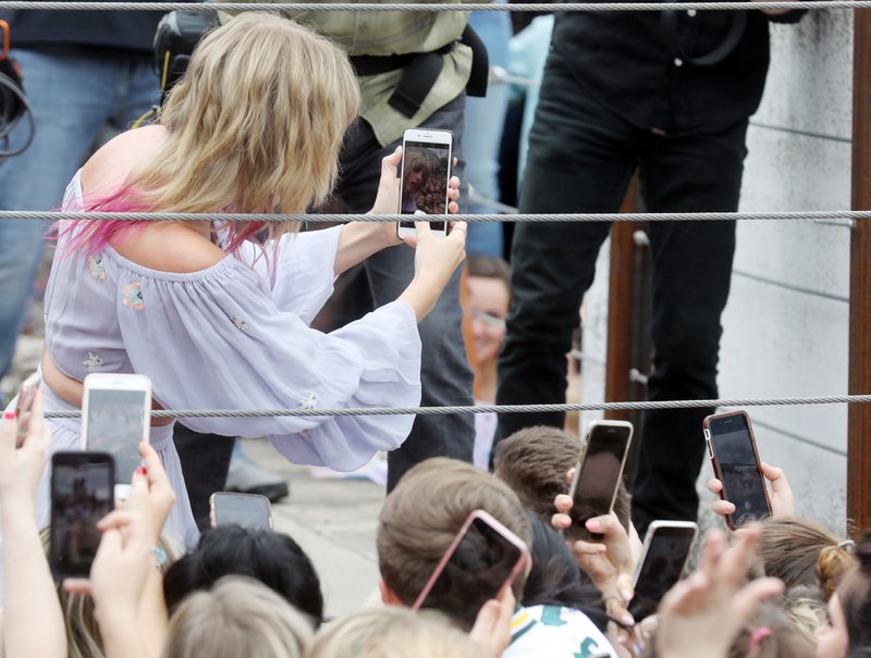 Taylor Swift at Visiting the 'ME!' mural in Nashville, Tennessee — photo 21