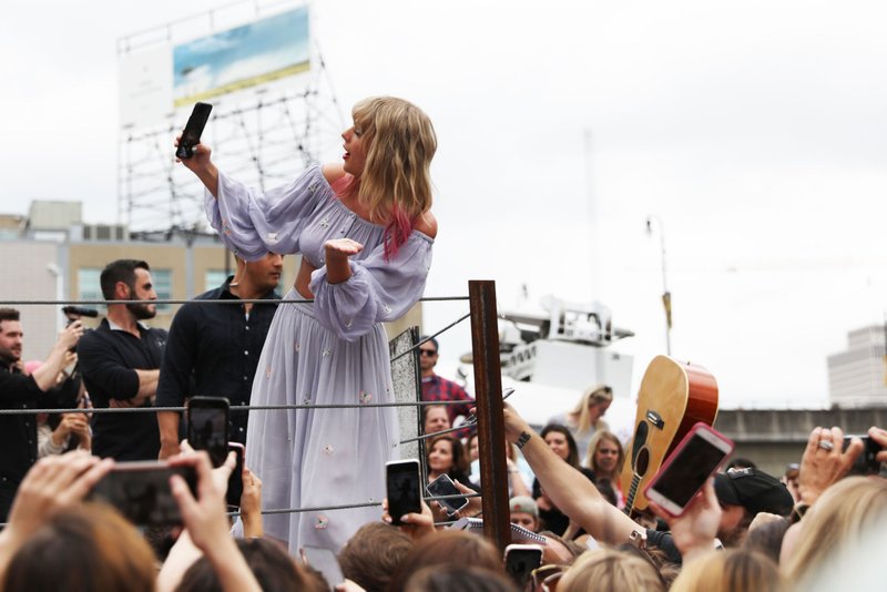 Taylor Swift at Visiting the 'ME!' mural in Nashville, Tennessee — photo 24