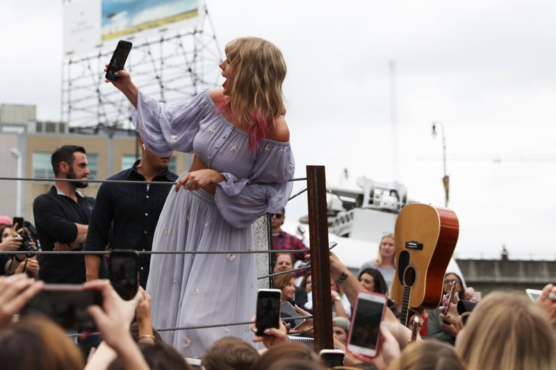 Taylor Swift at Visiting the 'ME!' mural in Nashville, Tennessee — photo 32