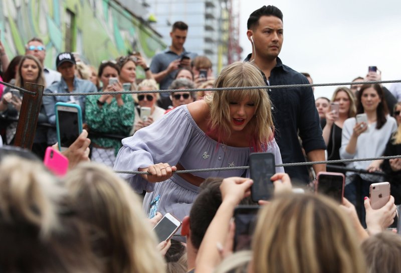 Taylor Swift at Visiting the 'ME!' mural in Nashville, Tennessee — photo 33
