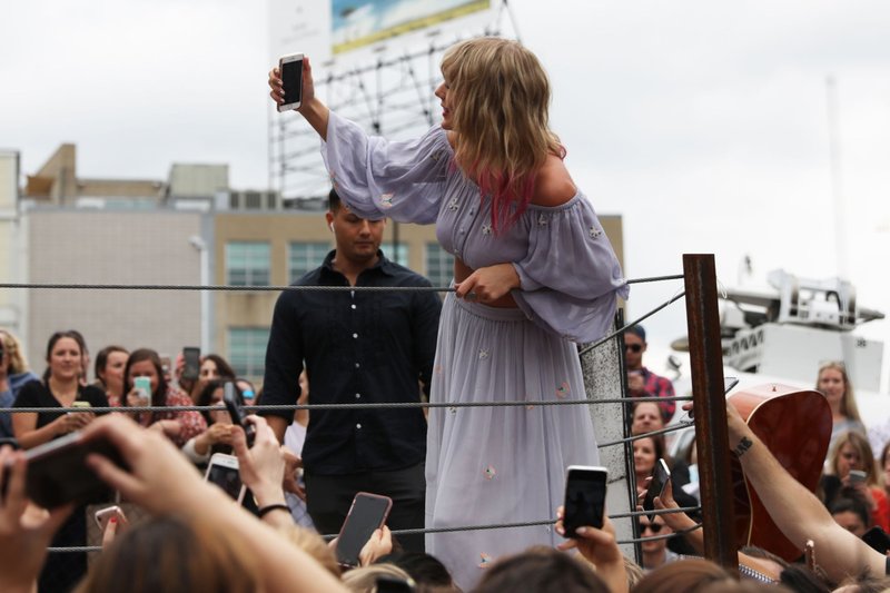 Taylor Swift at Visiting the 'ME!' mural in Nashville, Tennessee — photo 36