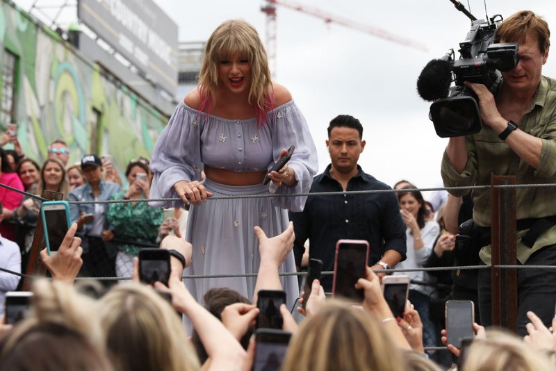 Taylor Swift at Visiting the 'ME!' mural in Nashville, Tennessee — photo 38