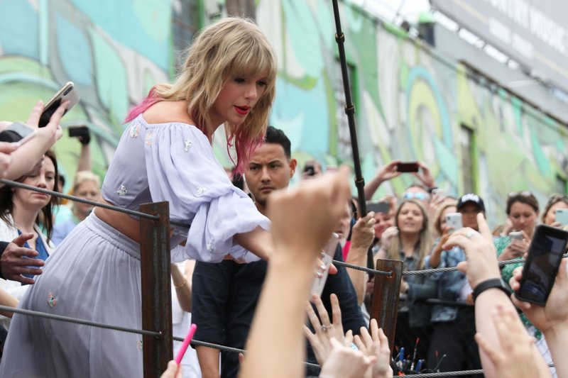 Taylor Swift at Visiting the 'ME!' mural in Nashville, Tennessee — photo 39