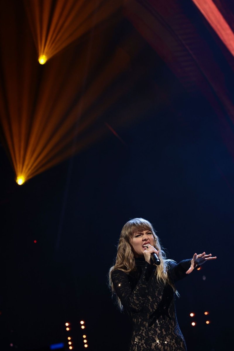 Taylor Swift at 36th Annual Rock & Roll Hall Of Fame Induction Ceremony — photo 11
